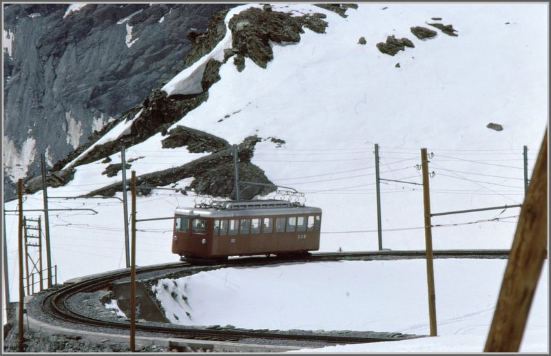 Heute ist die Strecke hier doppelspurig. Bhe 2/4 kurz vor Erreichen der Bergstation Gornergrat 3089m. (Archiv 05/77)