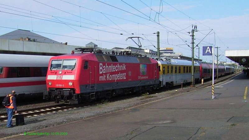Heute Vormittag am 07.09.2009 um 10:21 Uhr hatte ich das Gl�ck, 120 501-2 mit ihrem Me�zug in Hannover HBF zu sichten. 
