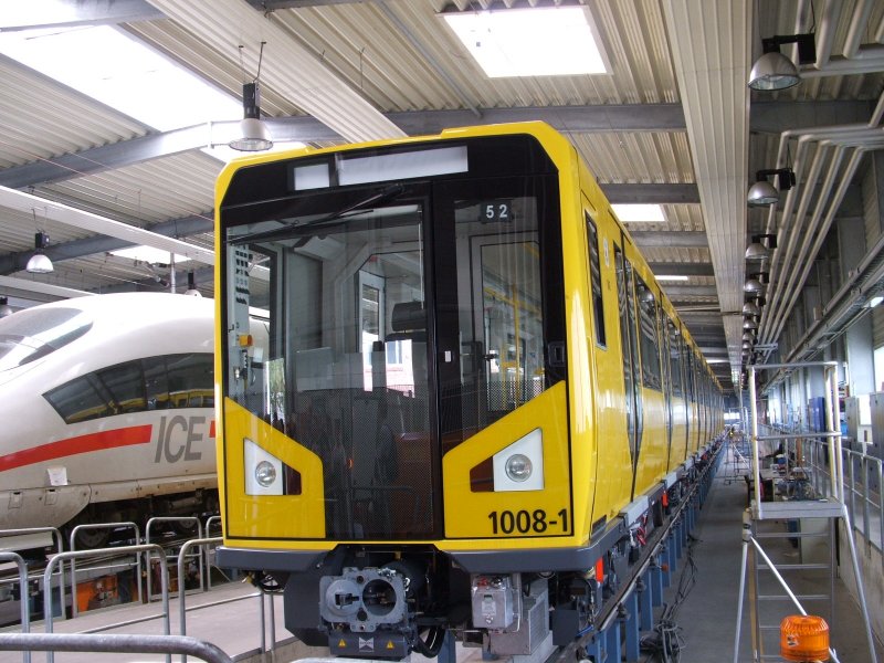 Heute war bei Bombardier in Hennigsdorf Tag der offenen Tr .Zu
sehen waren auch die neuen U-Bahnzge Typ HK (K=Kleinprofil)fr
die Linien 1-4. 