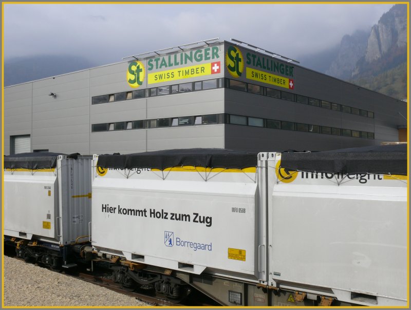 Heute war Tag der offenen Tr in der Grosssgerei Stallinger in Domat/Ems. Im Vordergrund Transportcontainer fr Holzhackschnitzel der Firma Innofreight. (27.10.2007)