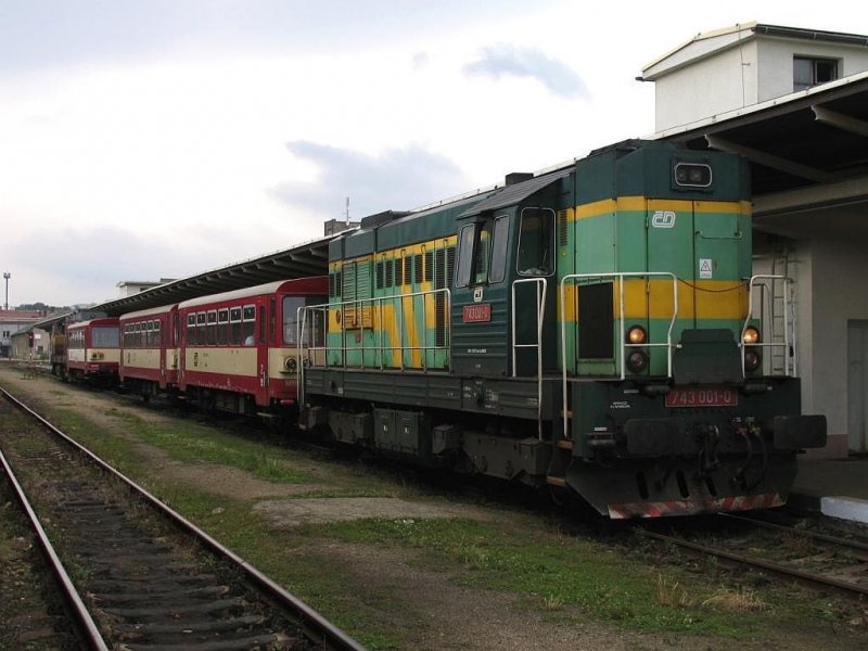 Heute wieder drei verschiedene Farben der BR 742/743. Hier ist 743 001-0 auf Bahnhof Liberec am 13-7-2007.