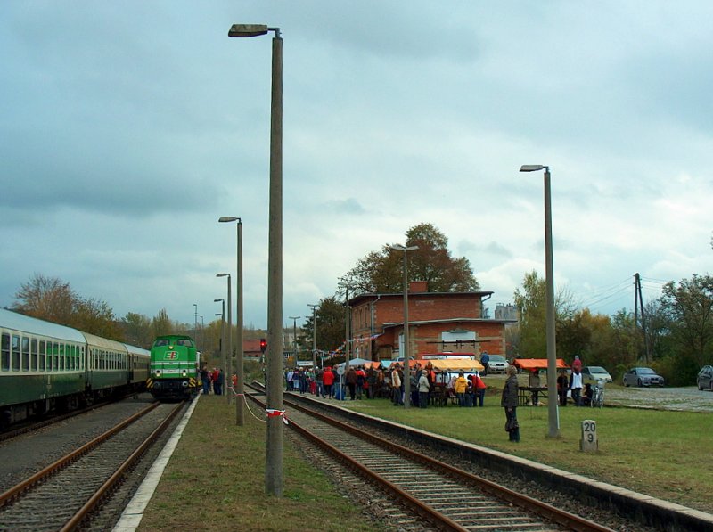 Heute wurde der 120.Geburtstag der Unstrutbahn mit einem Fest im Bf Karsdorf gefeiert. Neben zahlreichen Besuchern, war auch die die  Lisa 1  der ErfurterBahn mit dabei; 25.10.2009