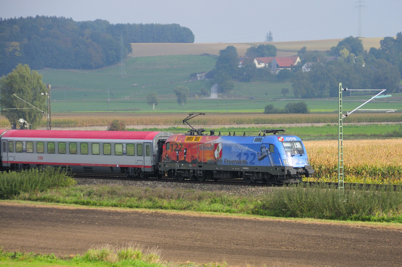 Heute zierte EC 113 wieder mal ein Werbe-Ochse: Mozart-Nachfolger  Feuerwehr -1116 250-0 ziehend von Stuttgart bis Mnchen vor diesem EC-Sandwich. 