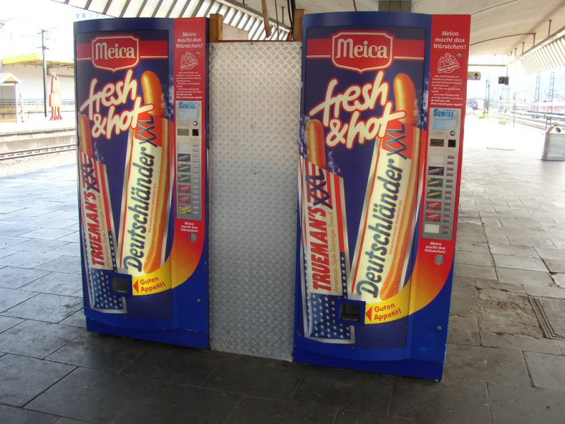 Heutzu Tage kann man sich schon an den Snack-Automaten am Bahnsteig heie Wrstchen kaufen, noch dazu in verschieden Geschmackssorten. Dieses Automaten-Duo steht am Gleis 4 / 5 in Koblenz Hbf.   06.08.07