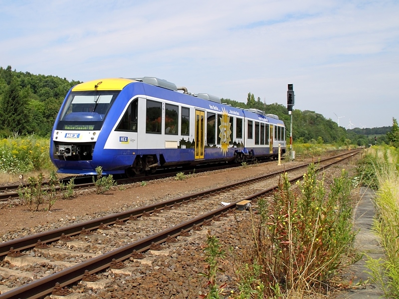 HEX VT 805 fährt am 1.August 2009 in Sandersleben ein. Ziel ist Halle (Saale) Hbf.
