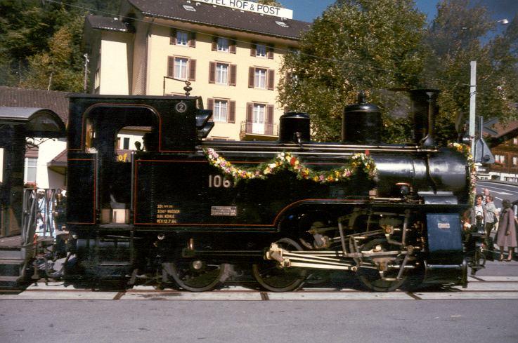 HG 3/3 1067 mit Blumenschmuck im Bahnhof von Innertkirchen im Okt.1985