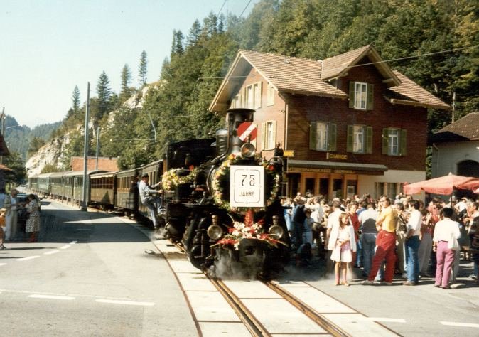 HG 3/3 1067 mit Blumenschmuck und 75 Jahr Plakat als Extrazug in Innertkirchen von im Okt.1985