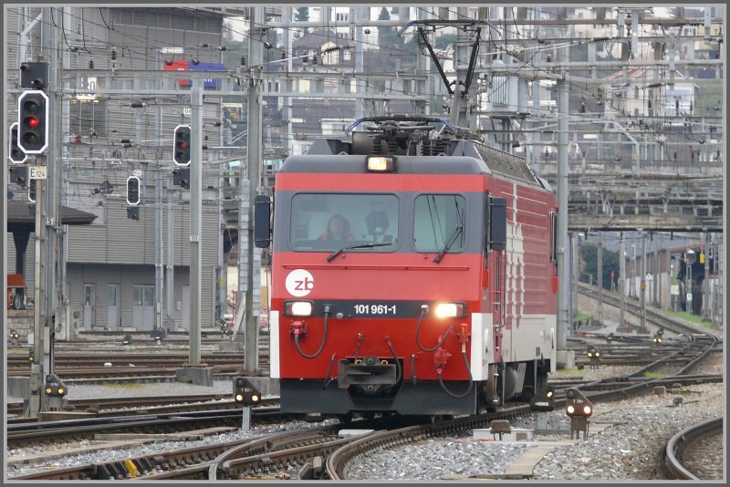 HGe 101 961-1 setzt in Luzern an einen Schnellzug nach Interlaken-Ost. (18.03.2008)