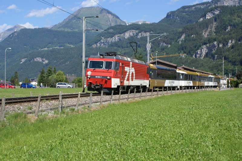 HGe 101 963-7 nhert sich am 13.6.09 mit dem GoldenPass Panoramic Meiringen.