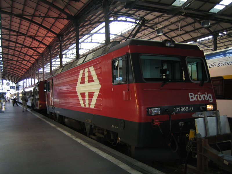 HGe 101 966-0 mit einem IR aus Interlaken am 27.7.06 in Luzern.