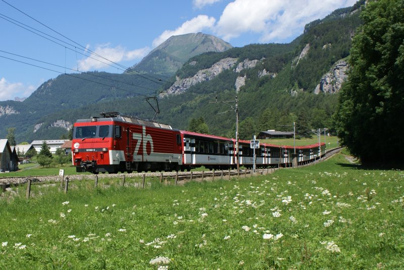 HGe 101 968-9 verlsst am 13.6.09 den Zahnstangenabschnitt in Meiringen.
