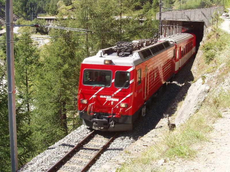 HGe 4/4 1 mit einem Regiozug nach Brig zwischen Zermatt und Tsch. 05.08.07