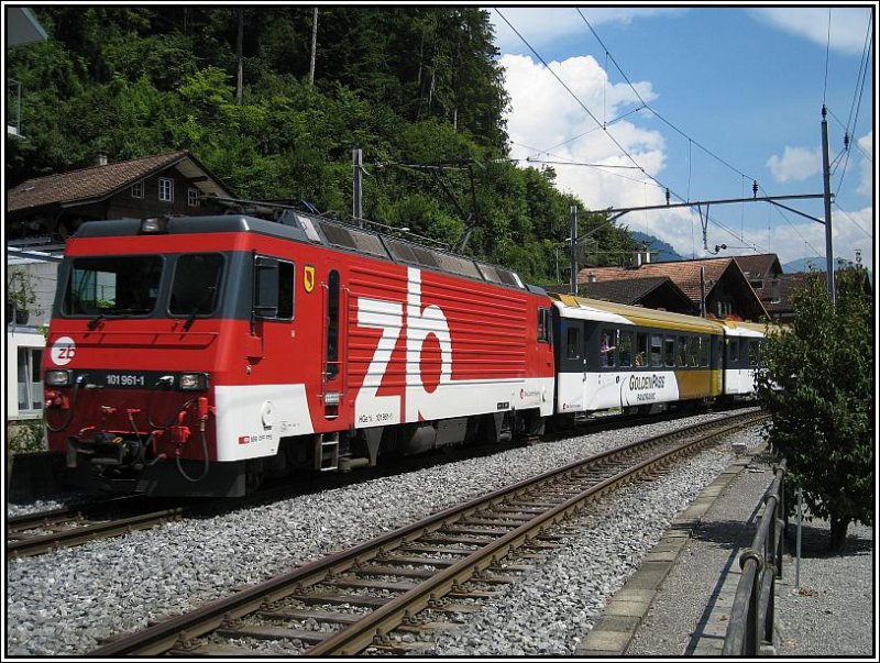 HGe 4/4 101 961 der ZB mit einem Zug aus Luzern kurz vor Erreichen des Bahnhofs in Brienz. Die Aufnahme stammt vom 28.07.2008.