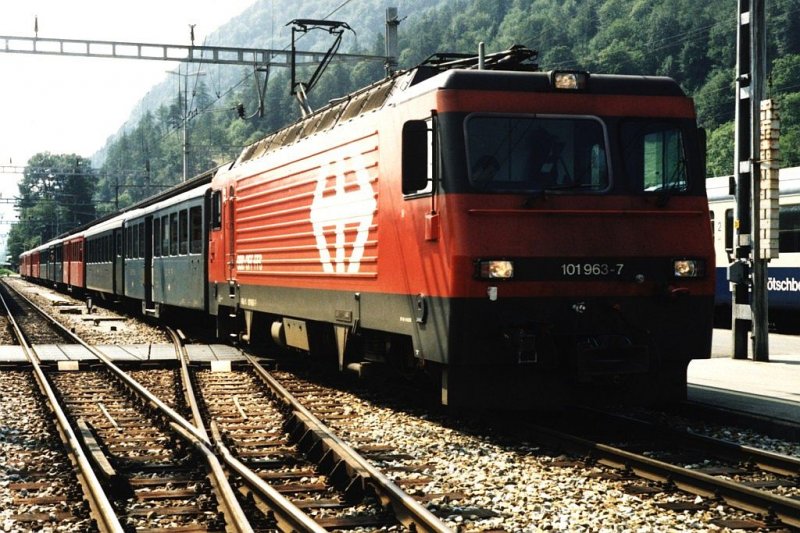 HGe 4/4 101 963-7 mit Zug Interlaken-Ost-Luzern auf Bahnhof Interlake-Ost am 24-07-1995. Bild und scan: Date Jan de Vries.