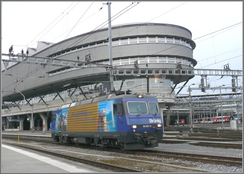 HGe 4/4 101 967-8 der Zentralbahn vor dem Berufsbildungszentrum am Bahnhof Luzern. (25.03.2008)