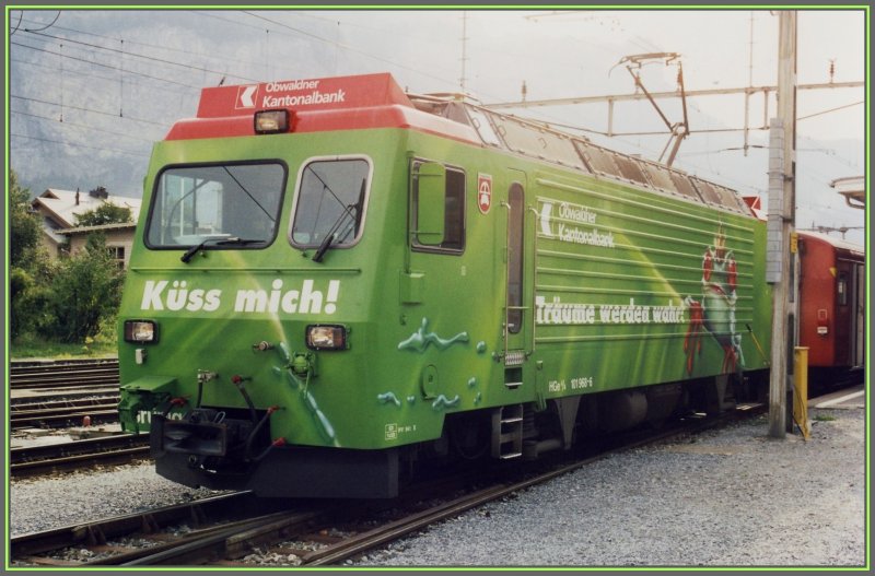 HGe 4/4 101 968-6 mit unmissverstndlicher Werbung in Meiringen.(Archiv 08/2000)
