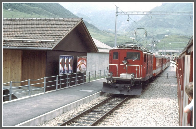 HGe 4/4 31 trifft in Realp ein. Sommer 1981. Im Hintergrund erkennt man die noch durchgekreuzten neuen Signale fr den Furka-Basistunnel.