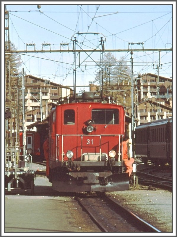 HGe 4/4 31 umfhrt ihren Zug in Disentis/Mustr. (Archiv 12/83)