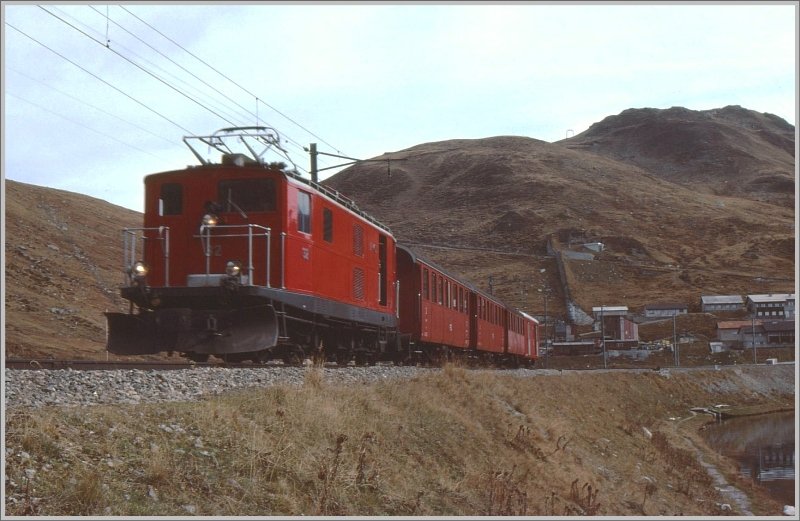HGe 4/4 32 auf dem Oberalppass (Archiv 11/77)