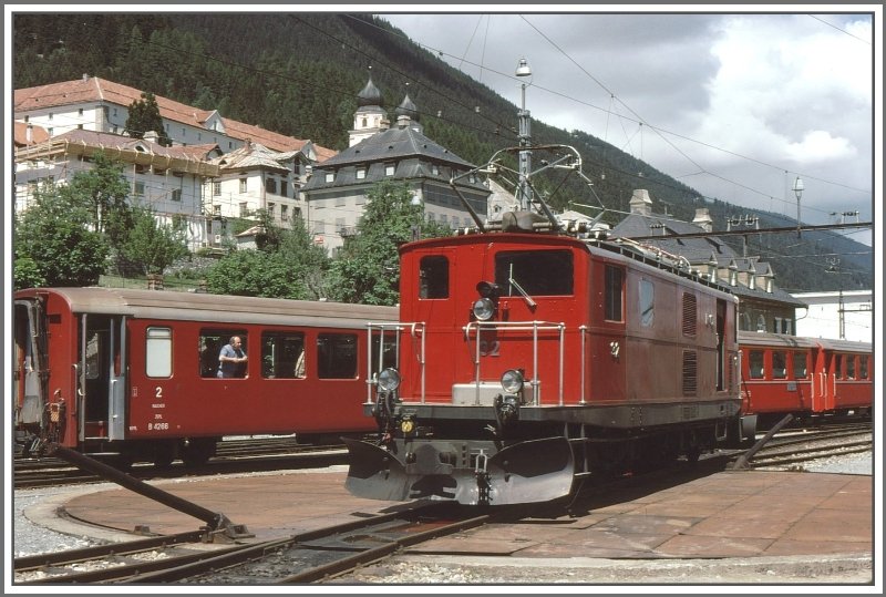 HGe 4/4 32 der FO auf der Drehscheibe in Disentis/Mustr. Im Hintergrund ist das Kloster zu sehen. (06/77)
