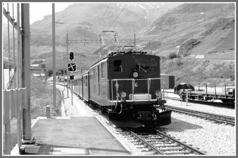 HGe 4/4 36 trifft mit ihrem Schnellzug aus dem Wallis in Realp ein. Sommer 1981.