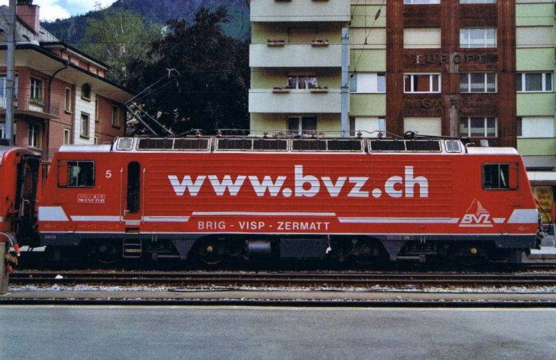 HGe 4/4 5 im  BVZ-Design im August 2003 in Brig.Hinweis: Gescanntes Foto.