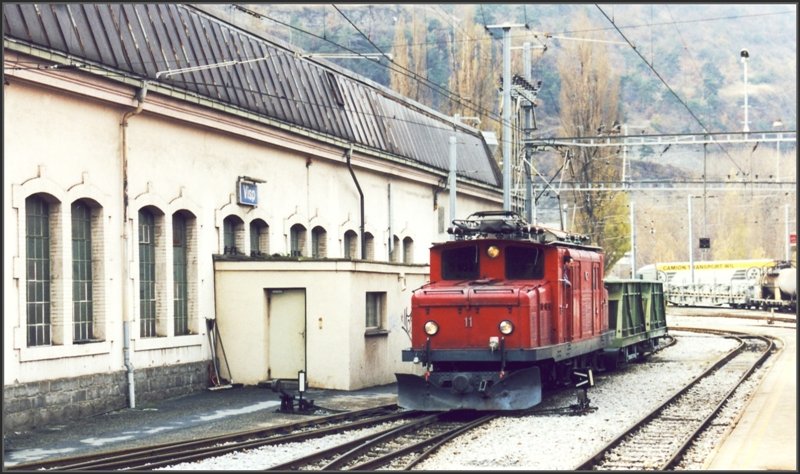 HGe 4/4 I 11 steht vor allem in untergeordneten Diensten immer noch im Einsatz, hier in Visp. (Archiv 11/2000)