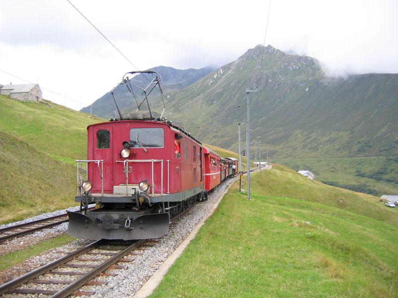 HGe 4/4 I FO 33 mit dem Nostalgie-GlacierExpress gebildet aus historischen Wagen der RhB und DFB kurz vor Ntschen (1.843 m) - 13.08.2005

