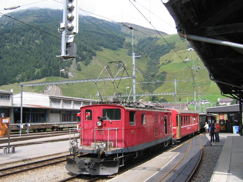 HGe 4/4 I FO 33 Baujahr 1940 mit ihrem Sonderzug gebildet aus historischen Wagen der RhB und DFB in Andermatt - 13.08.2005
