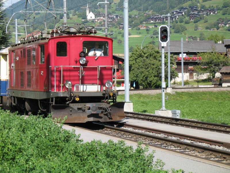 HGe 4/4 I Nr. 32 vor einem Nostalgie-Sonderzug bei der Einfahrt in den Bahnhof Lax (27.08.08)