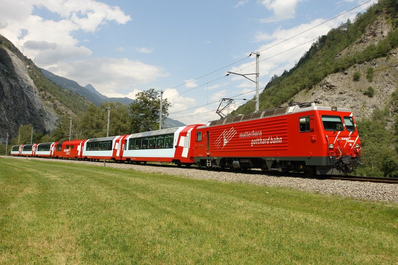 HGe 4/4 II 1 et train Glacier-Express vers Bitsch 19 juillet 2007