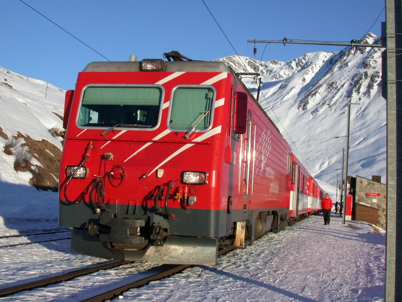 HGe 4/4 II 101 mit einem Regionalzug Richtung Andermatt wartet in Ntschen auf den Gegenzug nach Disentis.(14.01.2005)