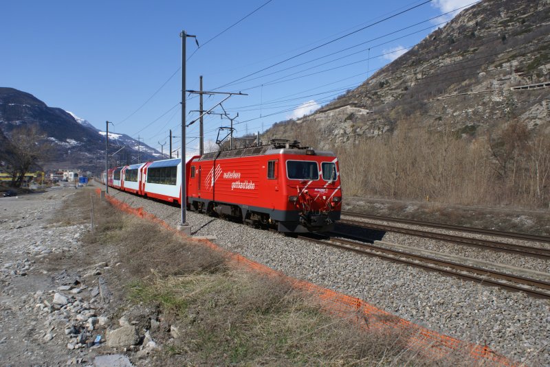 HGe 4/4 II 104 mit dem Glacier Express kurz nach Eyholz, am 29.3.08.