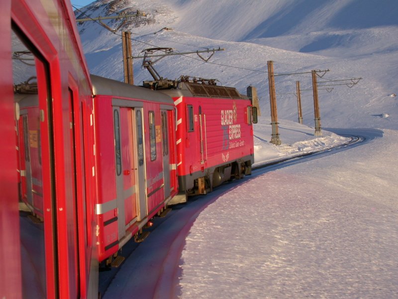 HGe 4/4 II 106  75 Jahre Glacier Express  befindet sich im Zahnstangenabschnitt zwischen Ntschen und Oberalppasshhe. (14.01.2005)