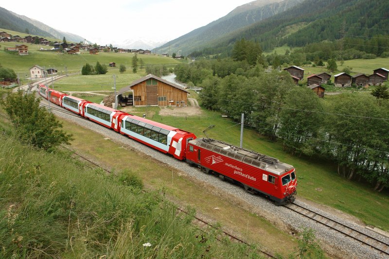 HGe 4/4 II 108 et train Glacier-Express  Biel/Goms le 18 juin 2006