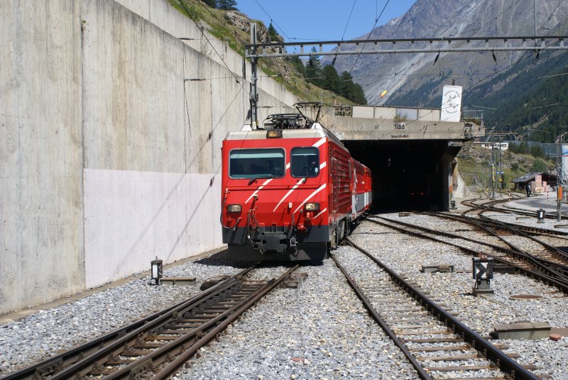 HGe 4/4 II 5 fhrt am 6.8.09 in Zermatt ein.