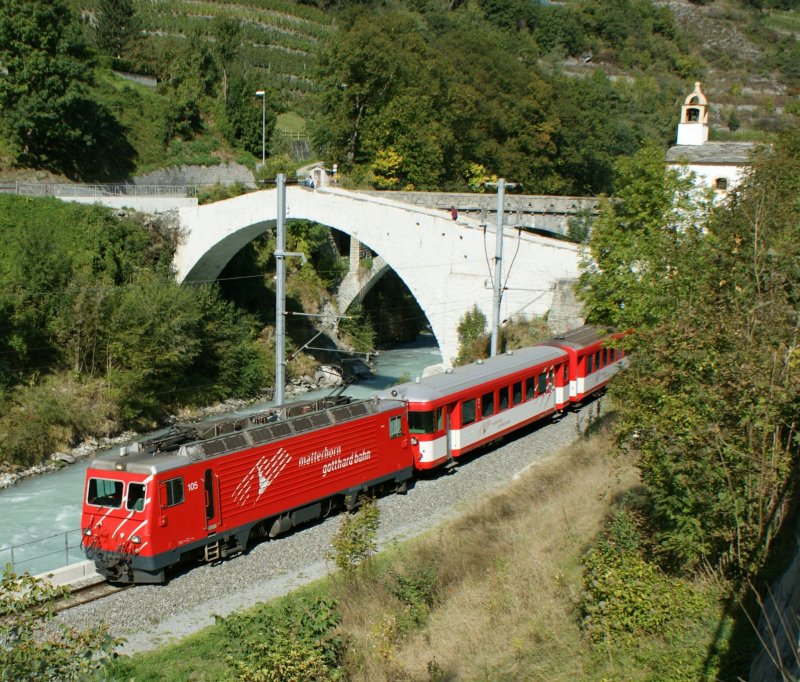 HGe 4/4 II mit einem Regionalzug in Richtung Zermatt bei Neubrck am 26. September 2008 