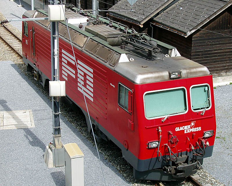 HGe 4/4 II Nr. 105 im Bahnhof Disentis, noch mit ursprnglichem FO-Logo. 30. Mai 2003