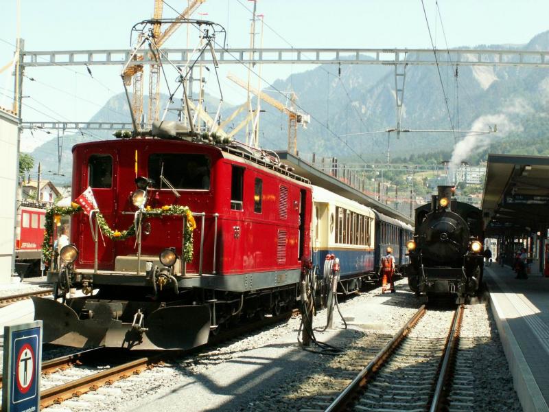HGe 4/4 No.33 neben RhB Lok G 4/5 No.107 am 11.06.06.in Chur zum
Anlass des Tages der offenen Tr der DFB Werkstatt Chur.