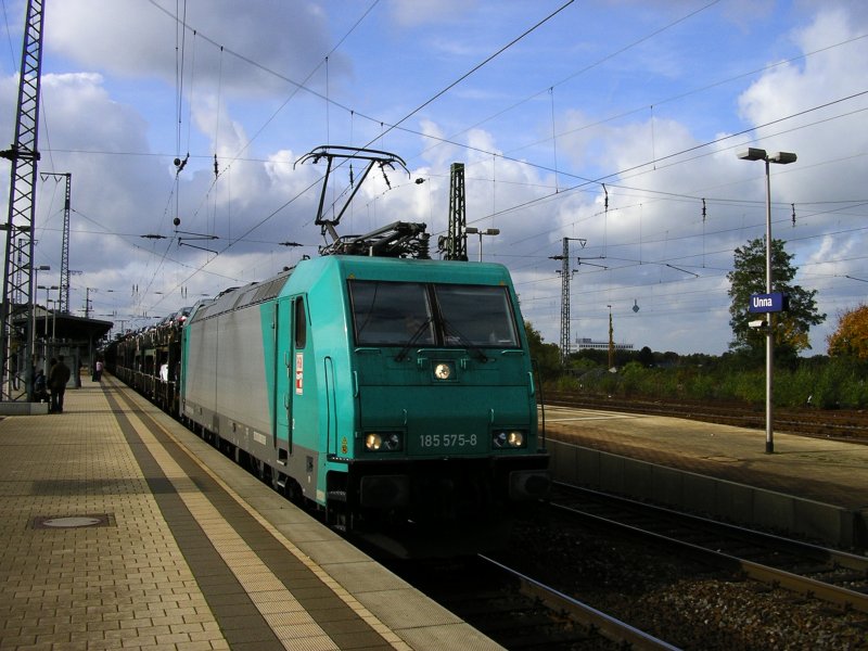 HGK 185 575-8 mit Autozug ,Durchfahrt im Bahnhof Unna.(19.10.2008)