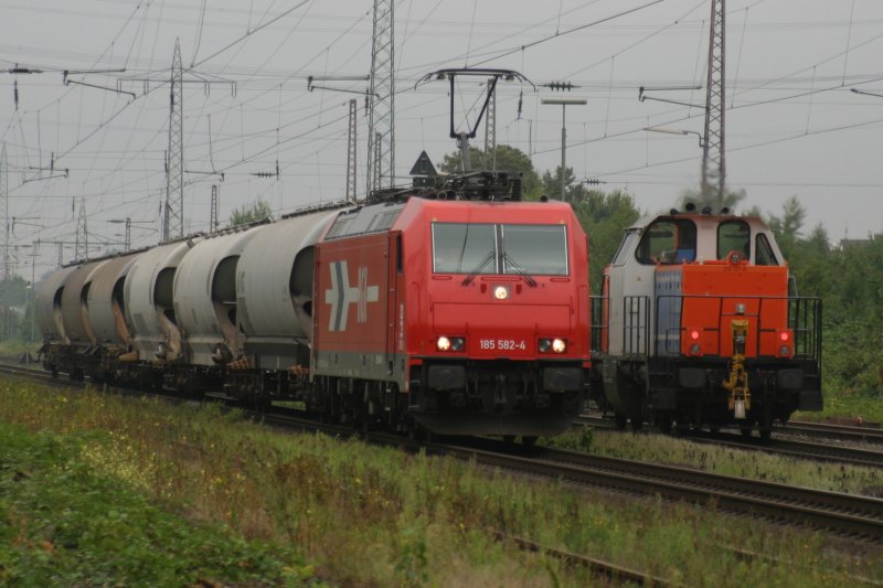 HGK 2051 (185 582) trifft am 11.8.09 NbE 212 121 in Ratingen-Lintorf