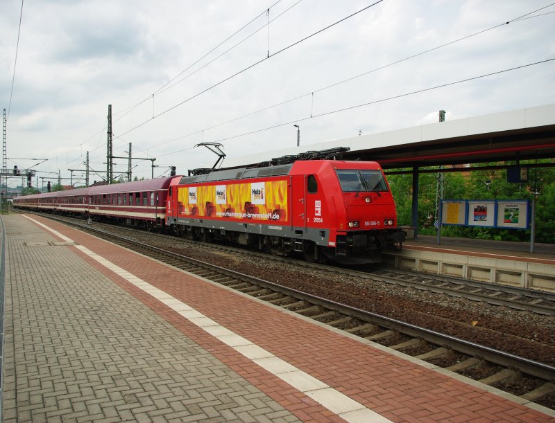 HGK 2054 (185 586-5) mit einem Sonderzug bestehend aus Bahntouristik-Wagen in Fahrtrichtung Osten durch den Bahnhof Eisenach. 21.05.2009.