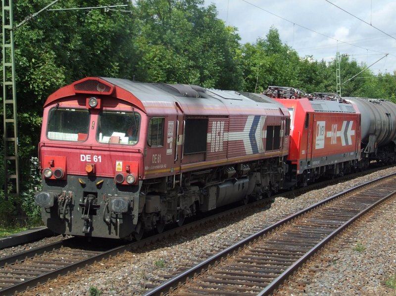 HGK DE 61 zieht eine neue BR 185.2 (HGK) und einen Kesselwagenzug durch Tamm (Wrtt.) in Richtung Stuttgart. (21.08.2008)