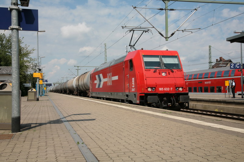 HGK zieht mir der 185 632 einen Kesselwagenzug durch Ludwigslust. 17.07.2009