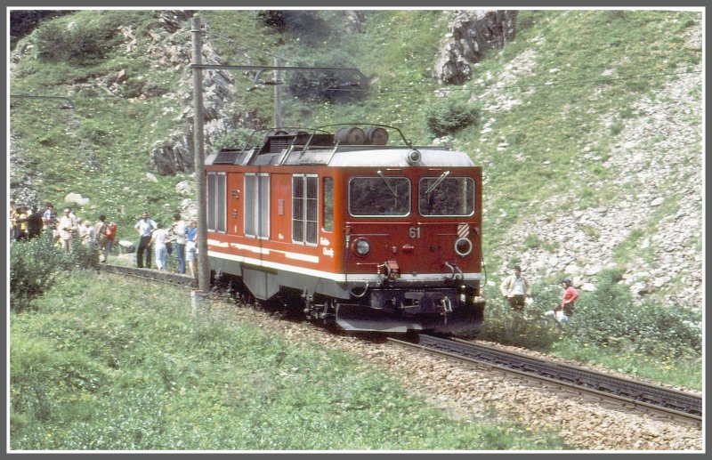 HGm 4/4 61 Baujahr 1967 kommt unserem defekten Zug zu Hilfe. Die Diesellok schleppt die verlorenen Wagen nach Realp zurck. (Sommer 1981)