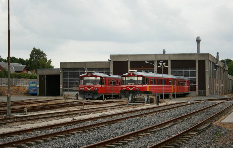 HHJ YM35 und YS43 warten vor dem Lokschuppen auf den nchsten Einsatz. Odder 29.6.2008. 