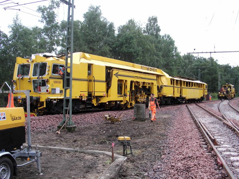 Hier eine 09-32/4s beim Weichenumbau in Braunschweig zu sehen,im hintergrund der Schotterpflug