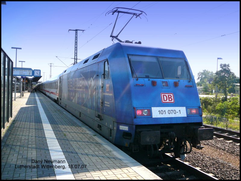 Hier die 101 070 (Adler Mannheim) in Lutherstadt WIttenberg. Sie war leider leicht verschmutzt. Trotzdem find ich das Bid ganz hbsch. Hier steht sie mit dem IC 2452 von Stralsund nach Eisenach. Aufgenommen am 18.07.07.