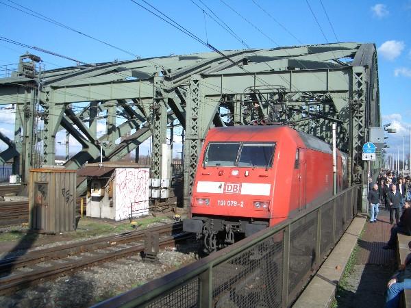 Hier die 101-079 die gerade den Klner hbf in Richtung Kln Deutz verlsst.
Es war der erste Tag im Jahr 2006 wo einigermassen gutes Wetter war und die Massen drengten sich ber die Hohenzollernbrcke in Kln.