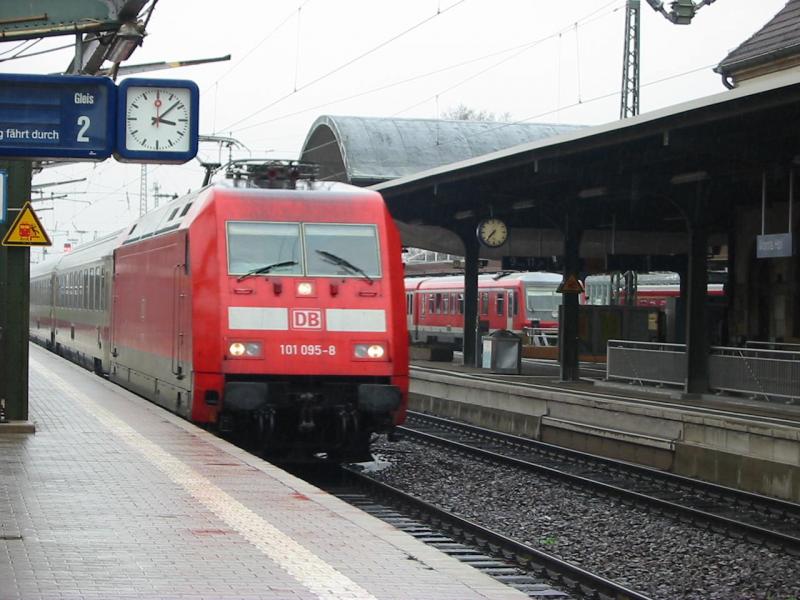 Hier ist die 101-095 am 30.03.2005 bei der durchfahrt von Worms Hauptbahnhof.